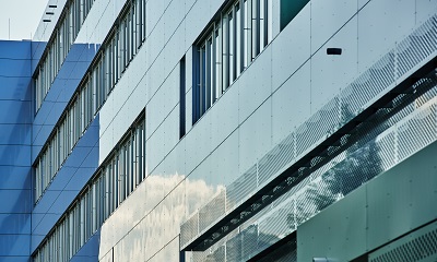 Leistungsstarke Vorwandmontage der Fenster im Simmel-Center mit JB-W/XL